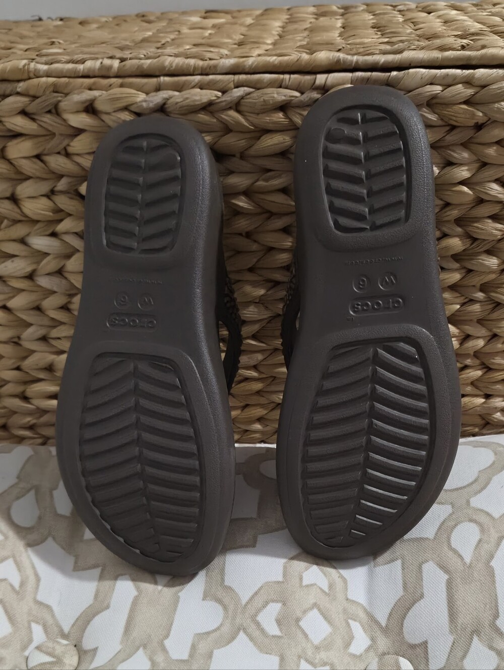 Crocs 6 Textured Brown Thong Sandals - Picture 4 of 6